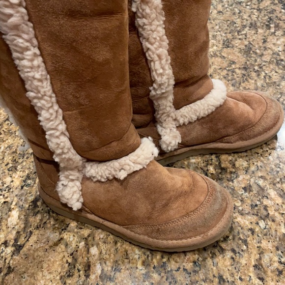 UGGs authentic girls size 2 - Picture 5 of 7